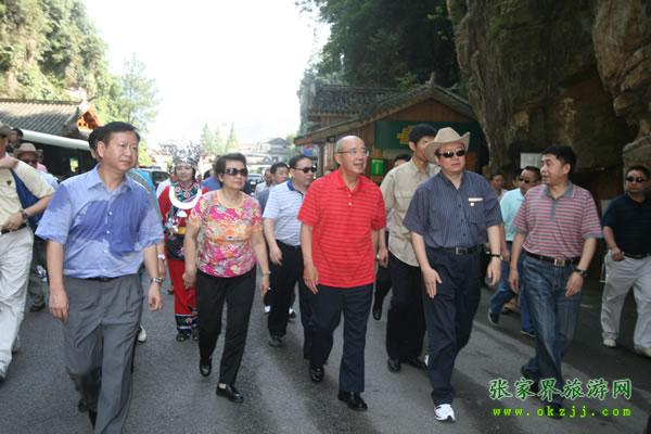 張家界市委書記胡伯?。ㄗ笠唬┡阃瑖顸h主席吳伯雄（正中）前往梯瑪神歌劇場